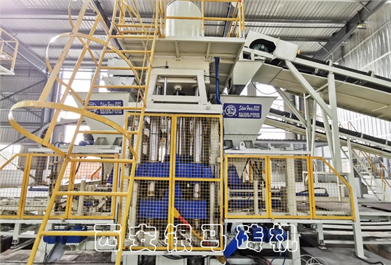 人造路沿石設(shè)備配套系統(tǒng)雙碼垛機(jī)節(jié)省50%勞動力