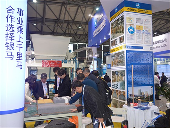 參觀客戶(hù)進(jìn)一步了解我們的磚機(jī)制品