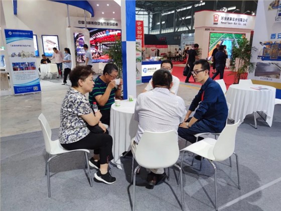 中國建材聯(lián)合會副會長磚瓦工業(yè)協(xié)會會長孫向遠、副會長許彥明、秘書長周炫等領導，專程來到正在安徽國際會展中心參展的西安銀馬展廳