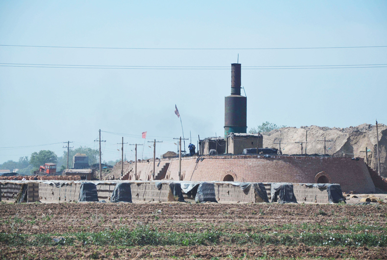 銀馬磚機(jī)廠家關(guān)于燒結(jié)磚瓦行業(yè)的形勢(shì)淺析