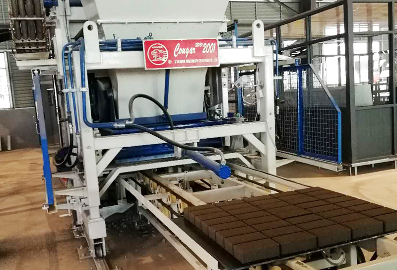 全自動水泥磚設(shè)備解決建筑垃圾污染問題的好幫手