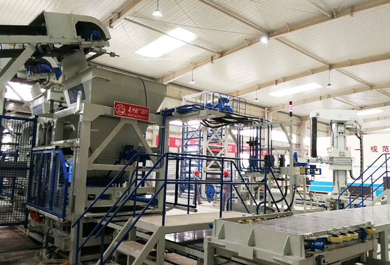 選擇全自動水泥磚設(shè)備時完善的售后服務同樣重要