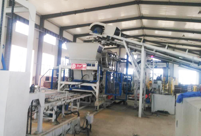 廣場磚制磚機(jī)解決日益增長的城市建筑垃圾難題