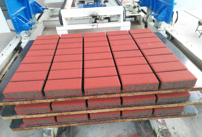 透水磚機(jī)：噴油潤滑適用于那種情況？