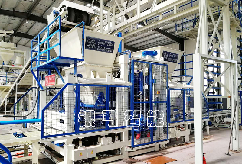 草坪磚生產(chǎn)機(jī)器：制品強(qiáng)度與設(shè)備精度有哪些關(guān)聯(lián)？