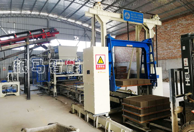 廣場磚機(jī)設(shè)備之如何保證皮帶傳輸機(jī)不被磨損？