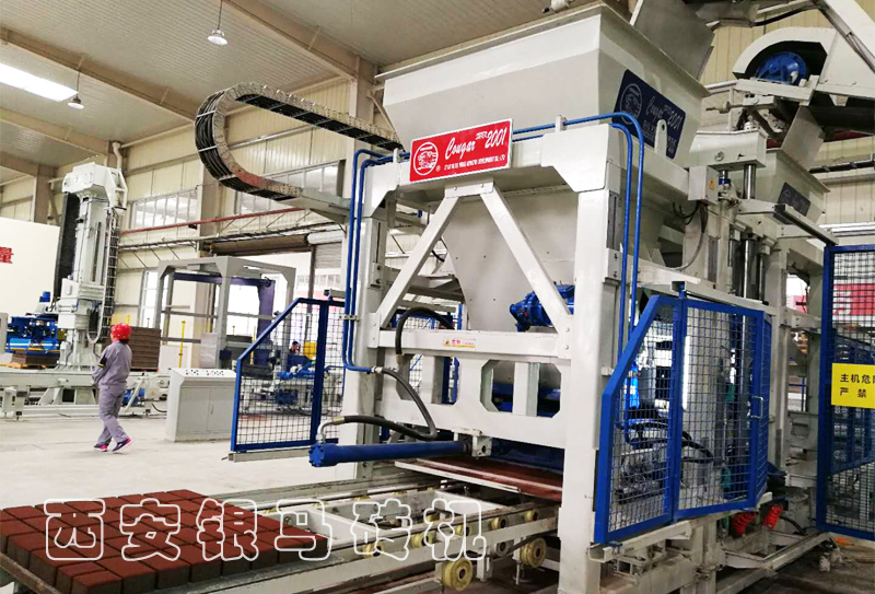 透水磚機設(shè)備生產(chǎn)線與眾不同的生產(chǎn)體驗從智能化開始！