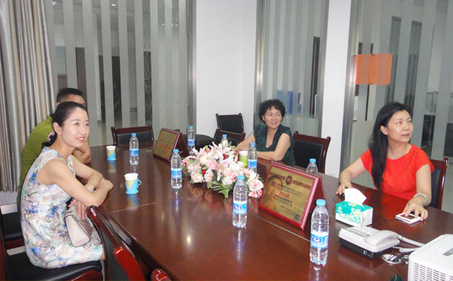 陜西建筑節(jié)能協(xié)會副會長李玉玲蒞臨銀馬透水磚機廠家