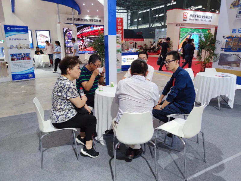 中國建材聯(lián)合會副會長磚瓦工業(yè)協(xié)會會長孫向遠、副會長許彥明、秘書長周炫等領(lǐng)導(dǎo)，專程來到正在安徽國際會展中心參展的西安銀馬展廳