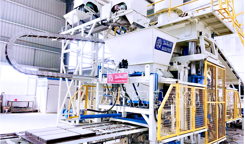 全自動水泥制磚機器：混凝土制品科技之集大成者