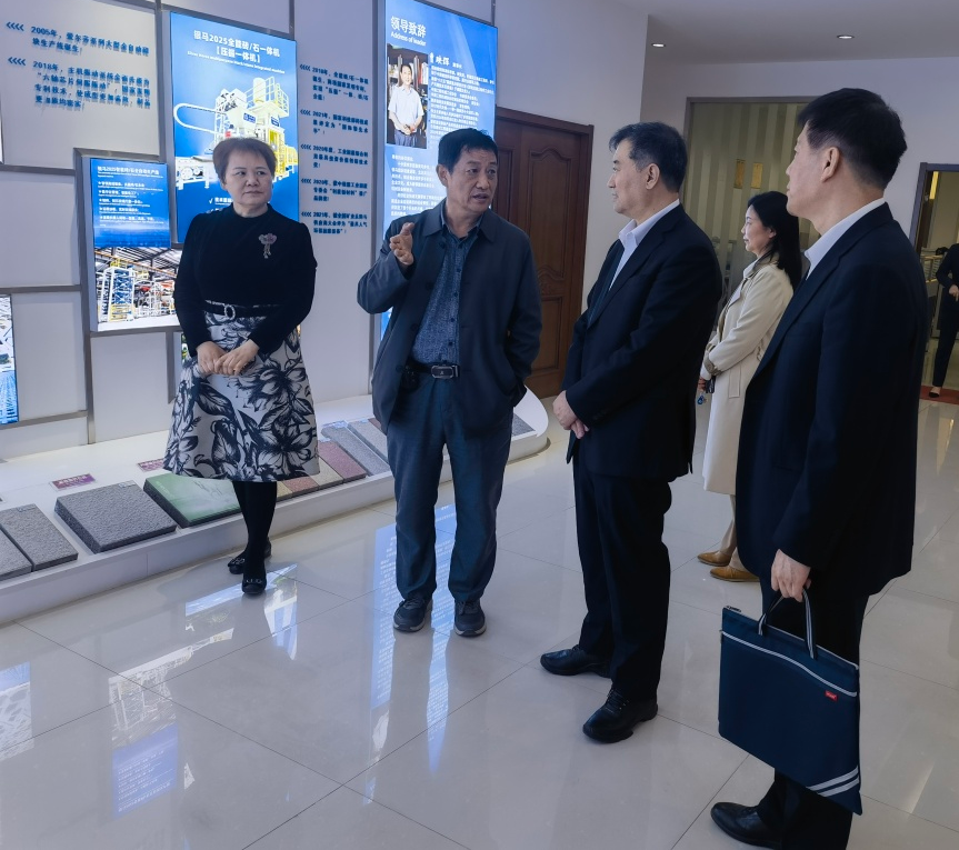 中國工程機械工業(yè)協(xié)會會長蘇子孟一行蒞臨西安銀馬參觀考察